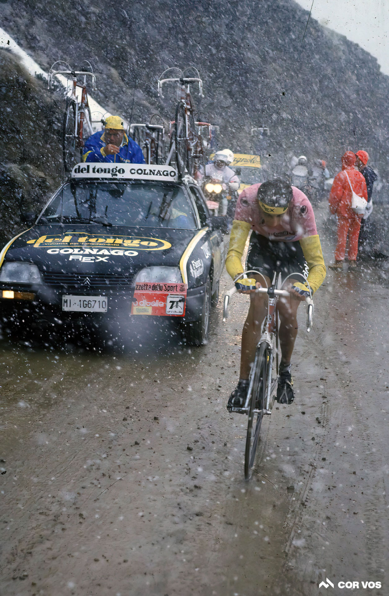 Retro gallery: The Gavia Pass turns a peloton to ice