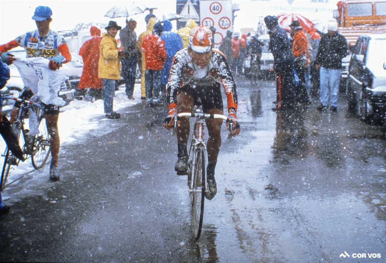 Retro gallery: The Gavia Pass turns a peloton to ice