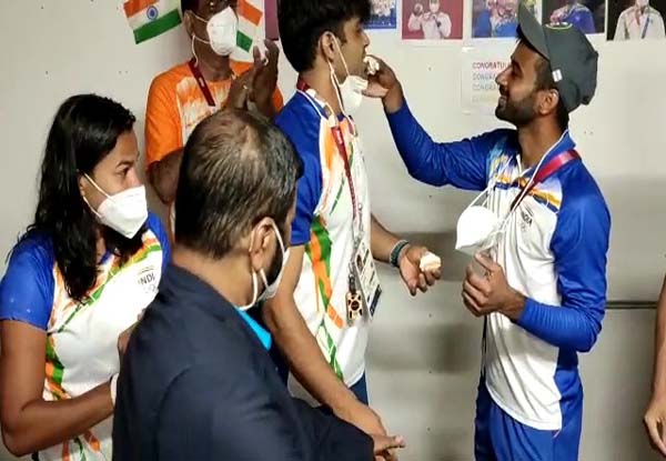 India at Tokyo Olympics:  Neeraj Chopra given warm reception by Indian contingent at Games Village