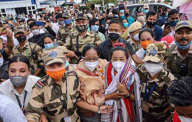 Tokyo Olympics silver medallist Mirabai Chanu welcomed by Manipur CM at Imphal airport
