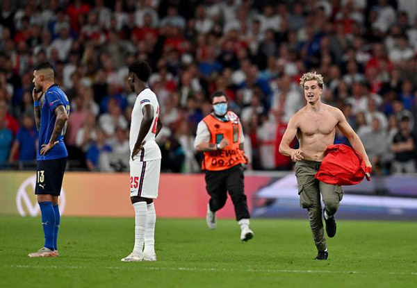 Video: Streaker storms pitch at Wembley during Italy vs England Euro 2020 final