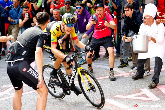 A chef, a megaphone, and yet more fruit: Madness descends on Giro d’Italia climb