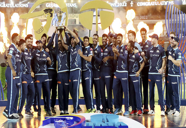 How did Gujarat Titans captain Hardik Pandya reminded MS Dhoni after lifting IPL 2022 trophy? | Watch Video