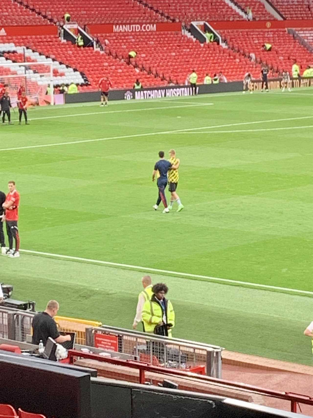 Arsenal star suffers injury on Old Trafford pitch during warm-down after Man Utd defeat