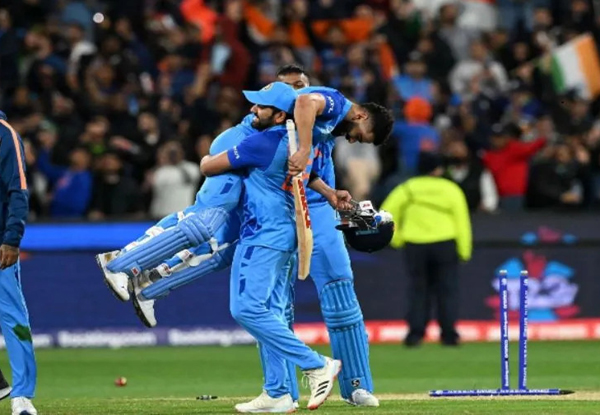 Rohit Sharma lifts Virat Kohli on his shoulders after India’s thrilling win over Pakistan at MCG | T20 World Cup 2022