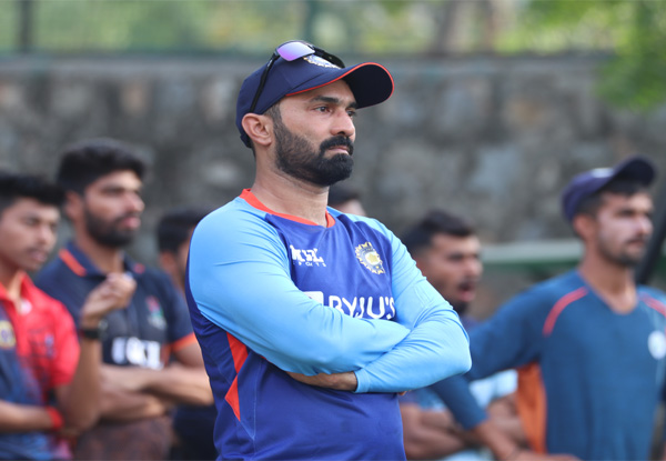 Who was at the Sydney Cricket Ground on Tuesday to watch Dinesh Karthik bat at the nets?                                                            