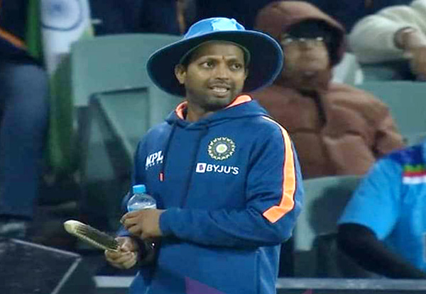 Why was Team India’s throwdown specialist Raghu spotted with a brush in hand at Adelaide Oval during rain affected Bangladesh game? | T20 World Cup 2022