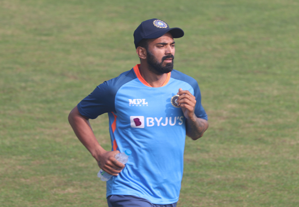 Injury scare in Indian team as KL Rahul gets hit on thumb during practice ahead of 2nd test | BANvIND