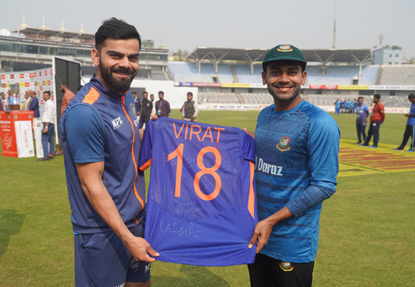 Virat Kohli gifts signed ODI jersey to Mehidy Hasan Miraz after 2nd test in Mirpur | BANvsIND
