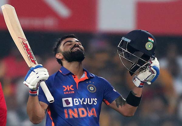 Virat Kohli reminds MS Dhoni; plays helicopter shot during his blazing 166* knock against SL | Watch Video