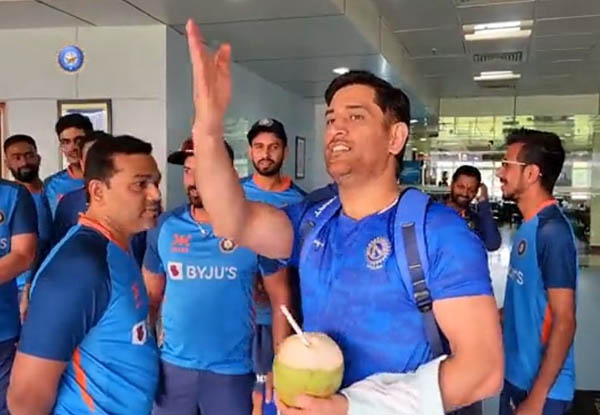 MS Dhoni pays surprise visit to Indian dressing room ahead of T20I series opener against NZ in Ranchi | Watch Video