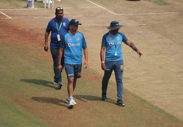 A visibly unhappy Rahul Dravid inspects Indore wicket on Day 1 | INDvsAUS