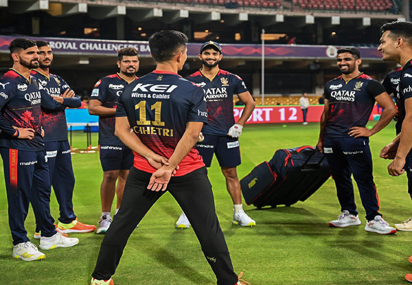 Sunil Chhetri trains with RCB cricketers at Chinnaswamy | IPL 2023