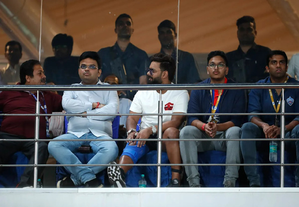 Rishabh Pant makes first public appearance, attends Delhi Capitals match against Gujarat Titans with crutches | IPL 2023