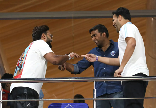 Rishabh Pant makes first public appearance, attends Delhi Capitals match against Gujarat Titans with crutches | IPL 2023