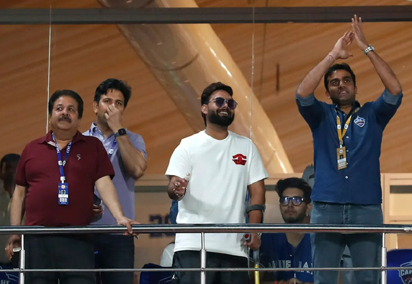 Rishabh Pant makes first public appearance, attends Delhi Capitals match against Gujarat Titans with crutches | IPL 2023