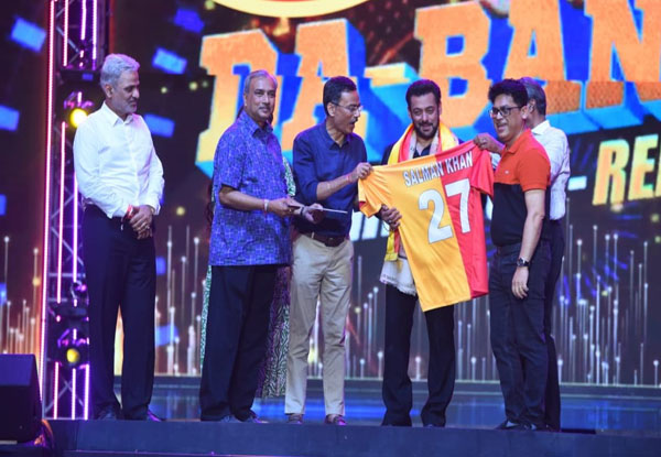 Bollywod star Salman Khan dazzles live on stage at the East Bengal Club