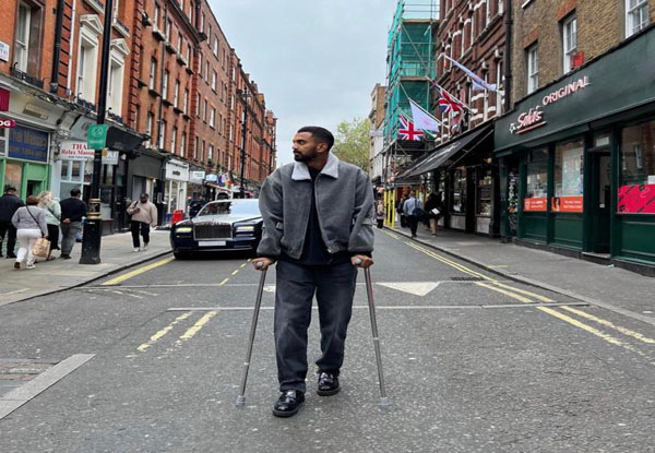 “Out and about”: KL Rahul shares a picture of him walking with crutches