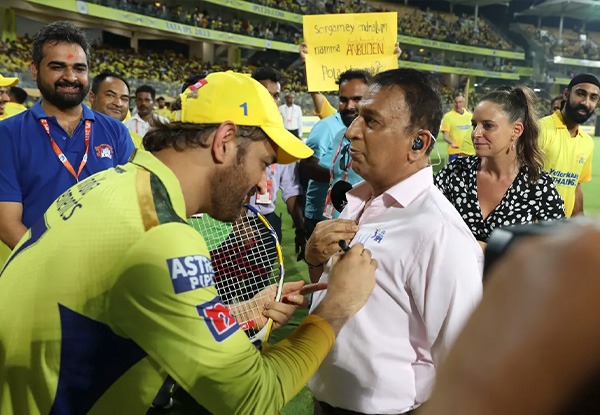 “Who doesn’t love him”: Sunil Gavaskar could not resist taking an autograph of Dhoni on his shirt | Watch Video