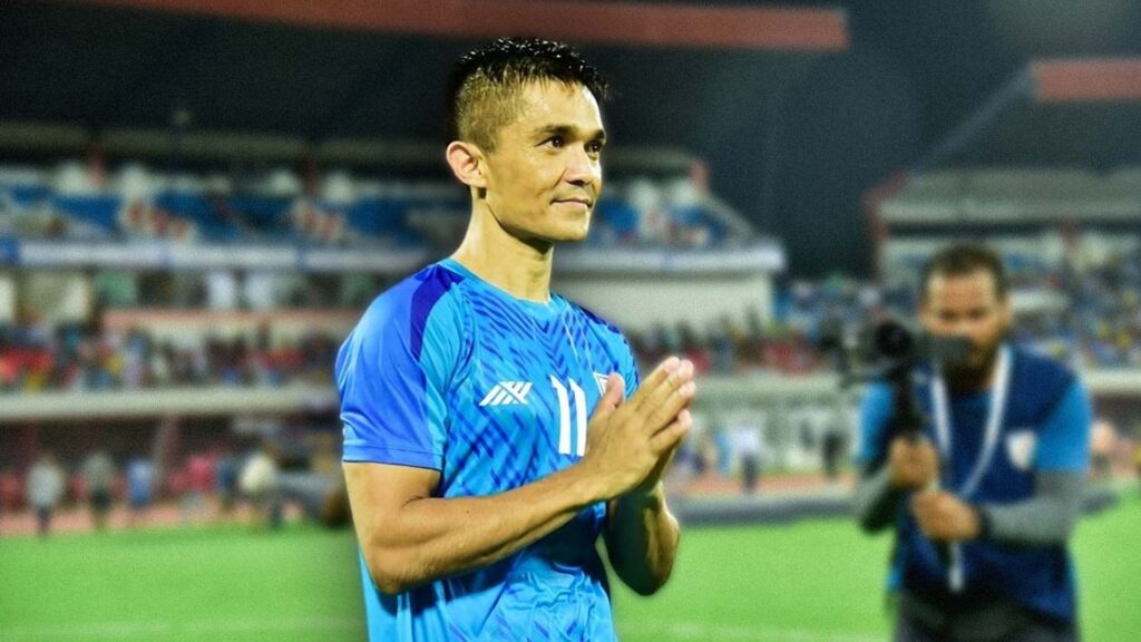 Sunil Chhetri thanks the crowd after SAFF Championship win