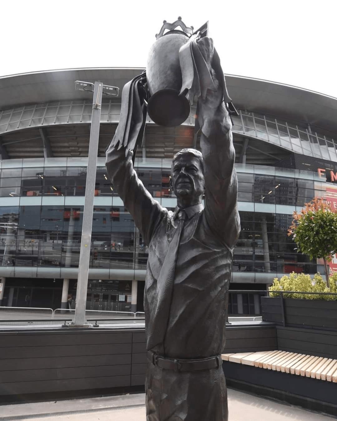 Arsenal unveil stunning statue as club pays tribute to legendary manager Arsene Wenger at Emirates stadium.
