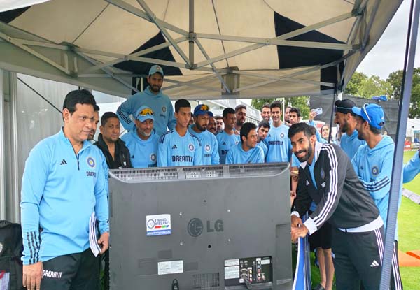 Jasprit Bumrah & co celebrate the successful landing of Chandrayaan3 on moon in Dublin