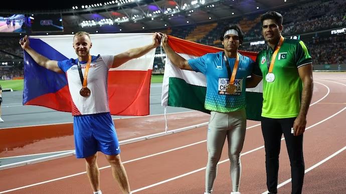 Neeraj Chopra’s gesture of friendship with Arshad Nadeem goes viral, symbolizing India-Pakistan relations