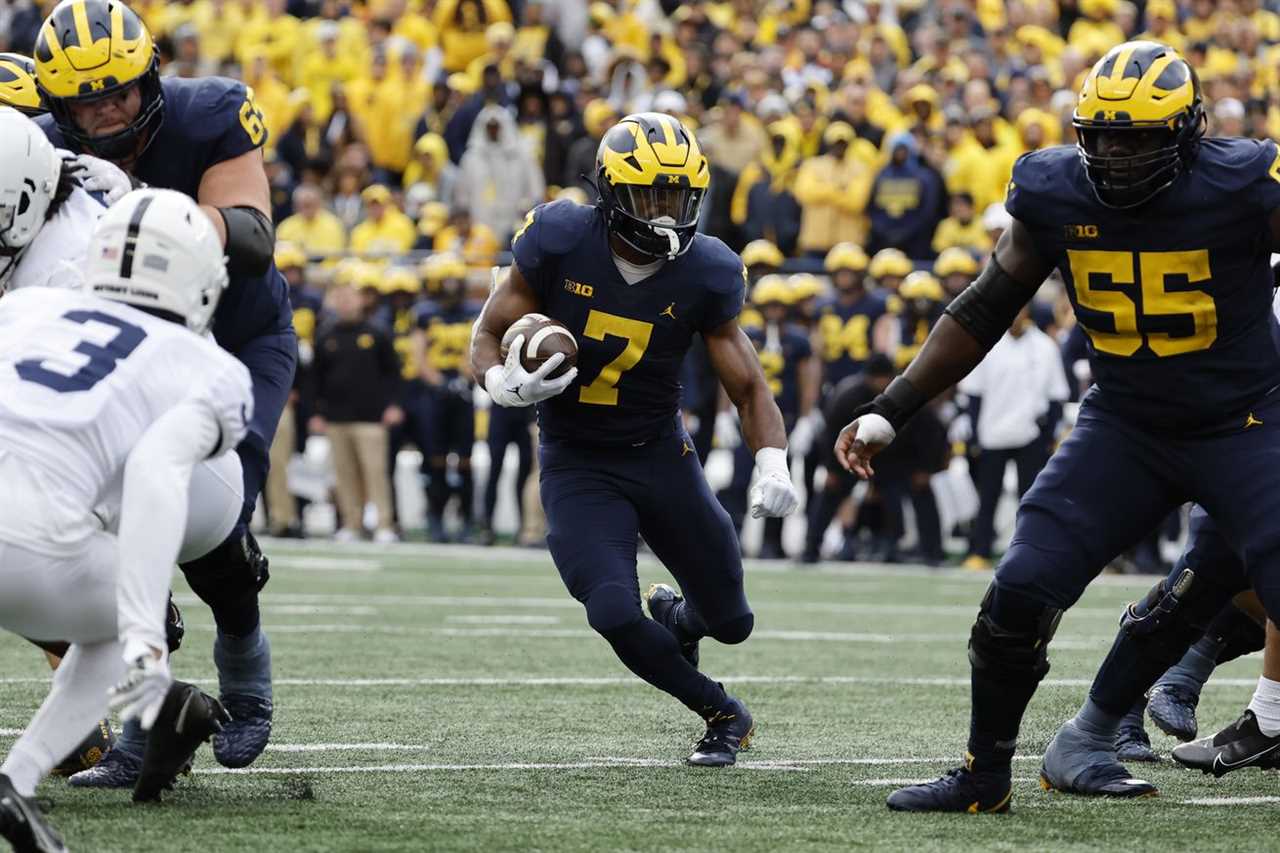 Michigan Wolverines running back Donovan Edwards (7) rushes in the second half against the Penn State Nittany Lions at Michigan Stadium.