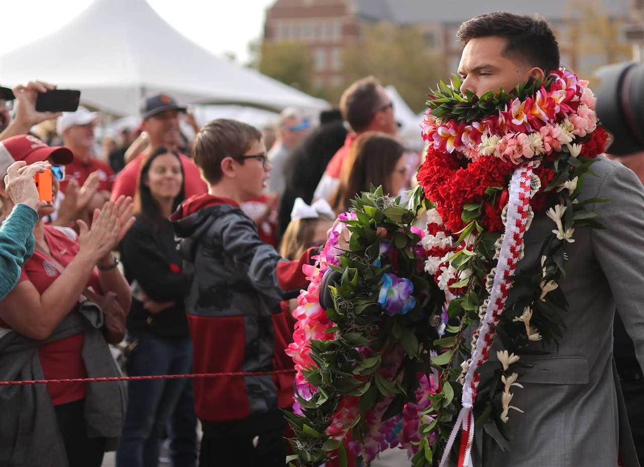 Dillon Gabriel named finalist for Manning Award