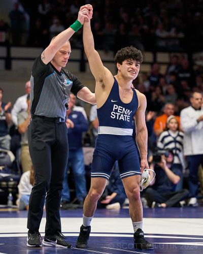 Beau Bartlett knows how to get his hand raised, does so vs #3 Jesse Mendez