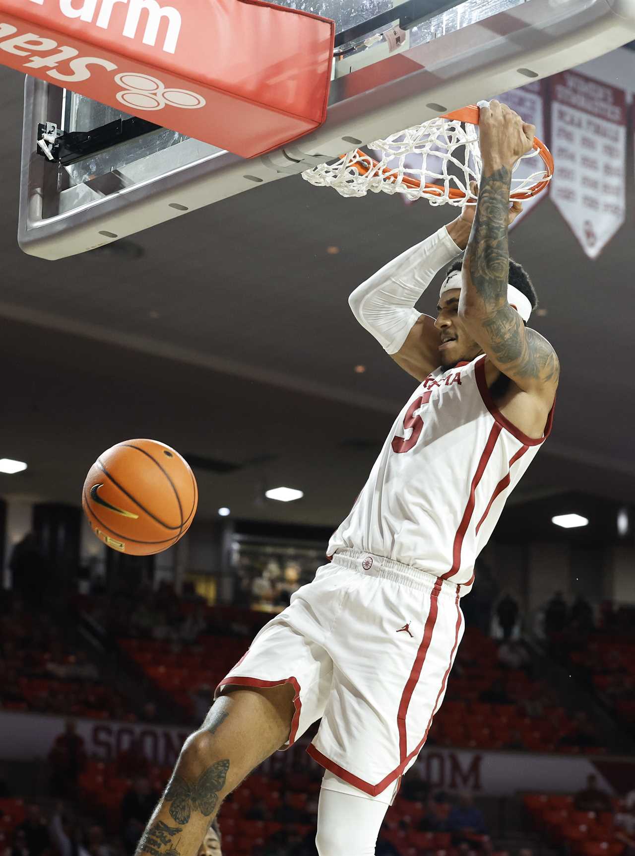 Best photos from Oklahoma's upset win over No. 19 BYU Cougars