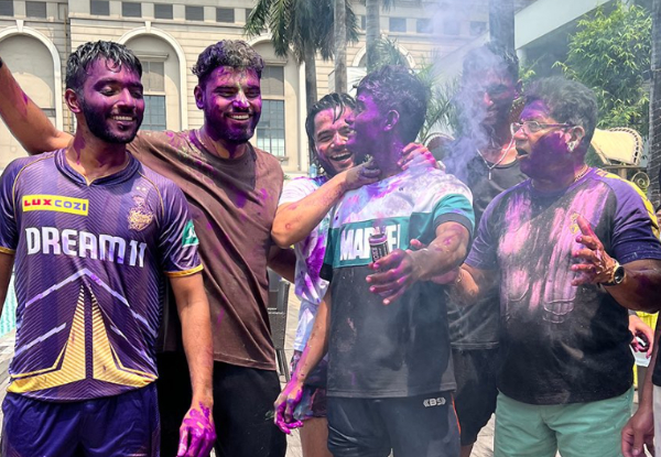 KKR players enjoy Holi, special image emerges amid celebration, watch viral video