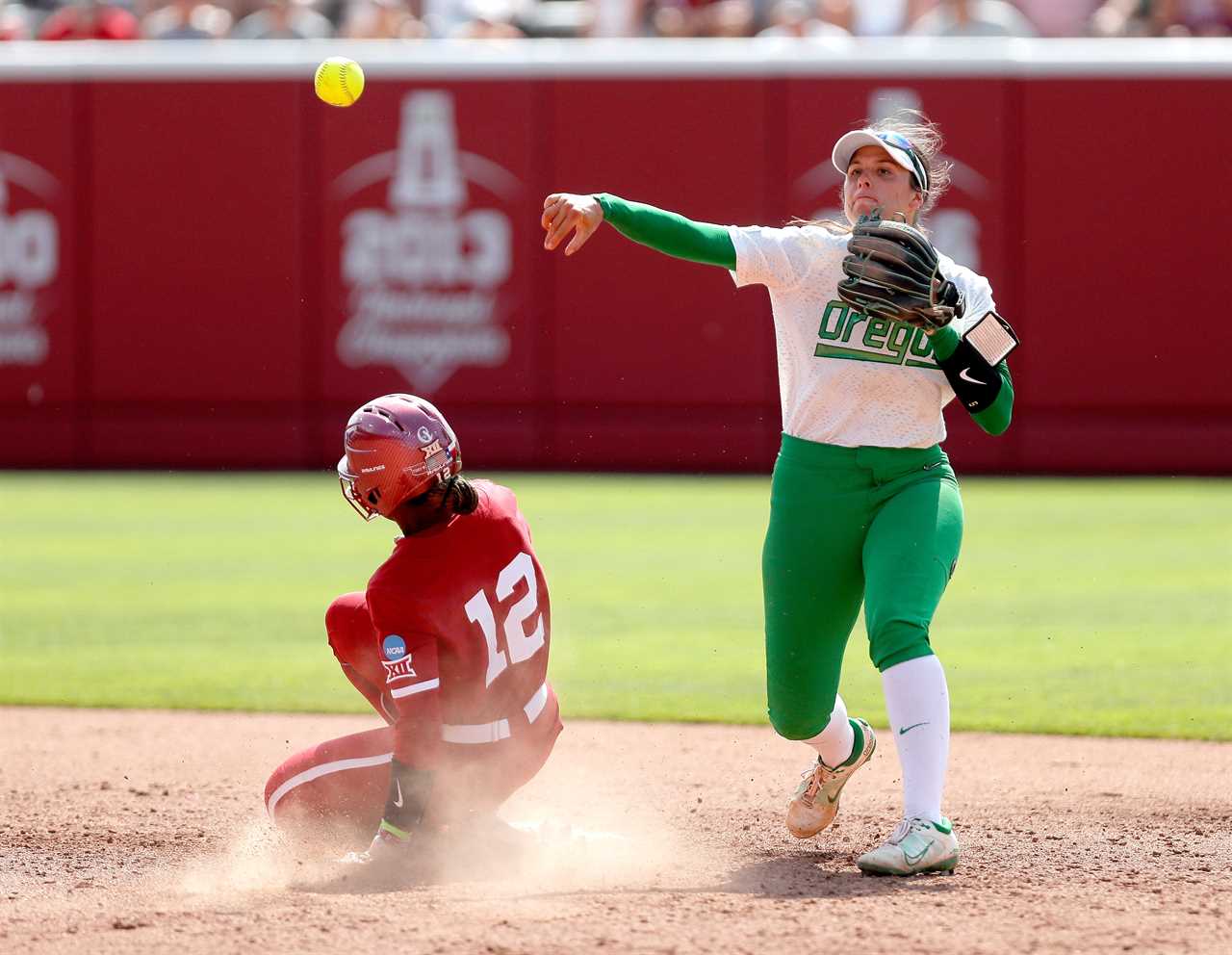 Best Photos from Oklahoma's 3-2 win over the Oregon Ducks to advance to Super Regionals