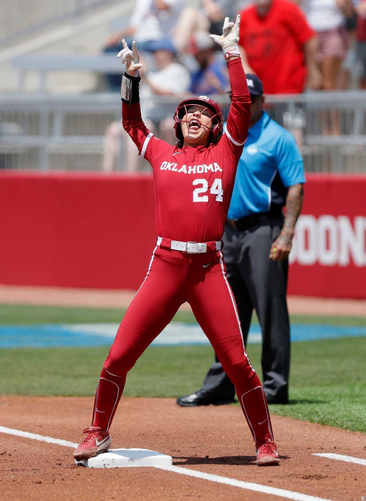 Best Photos from Oklahoma's 3-2 win over the Oregon Ducks to advance to Super Regionals