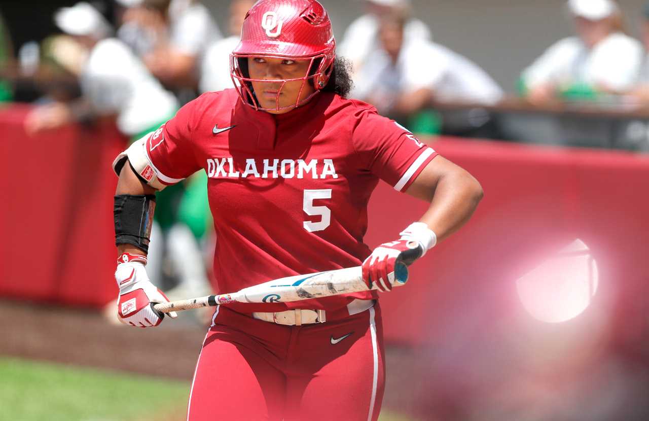 Best Photos from Oklahoma's 3-2 win over the Oregon Ducks to advance to Super Regionals