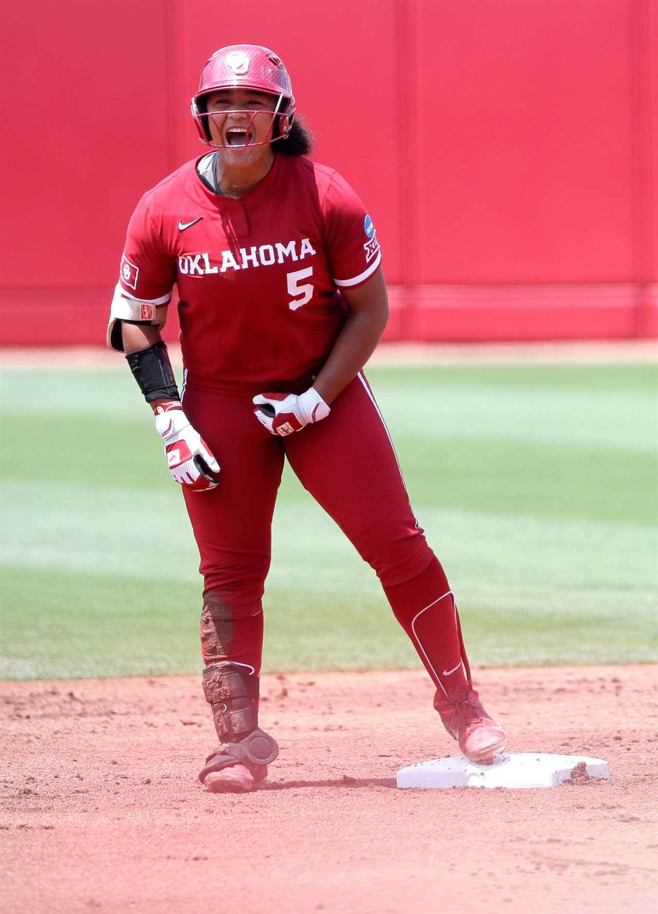 Best Photos from Oklahoma's 3-2 win over the Oregon Ducks to advance to Super Regionals