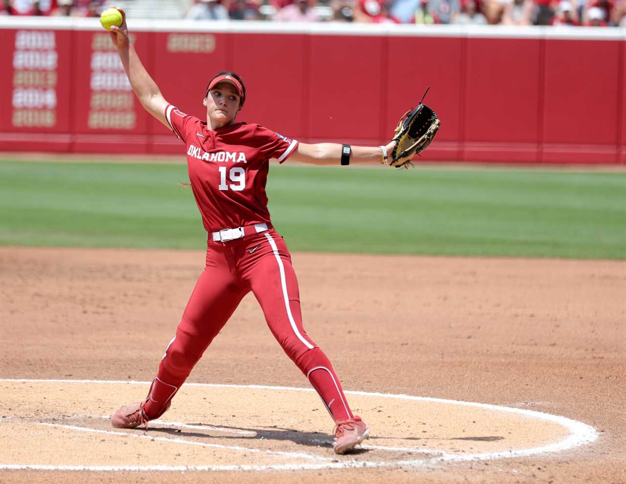 Best Photos from Oklahoma's 3-2 win over the Oregon Ducks to advance to Super Regionals