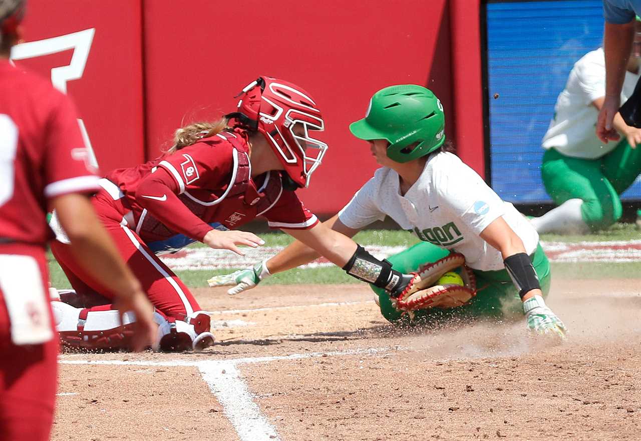 Best Photos from Oklahoma's 3-2 win over the Oregon Ducks to advance to Super Regionals