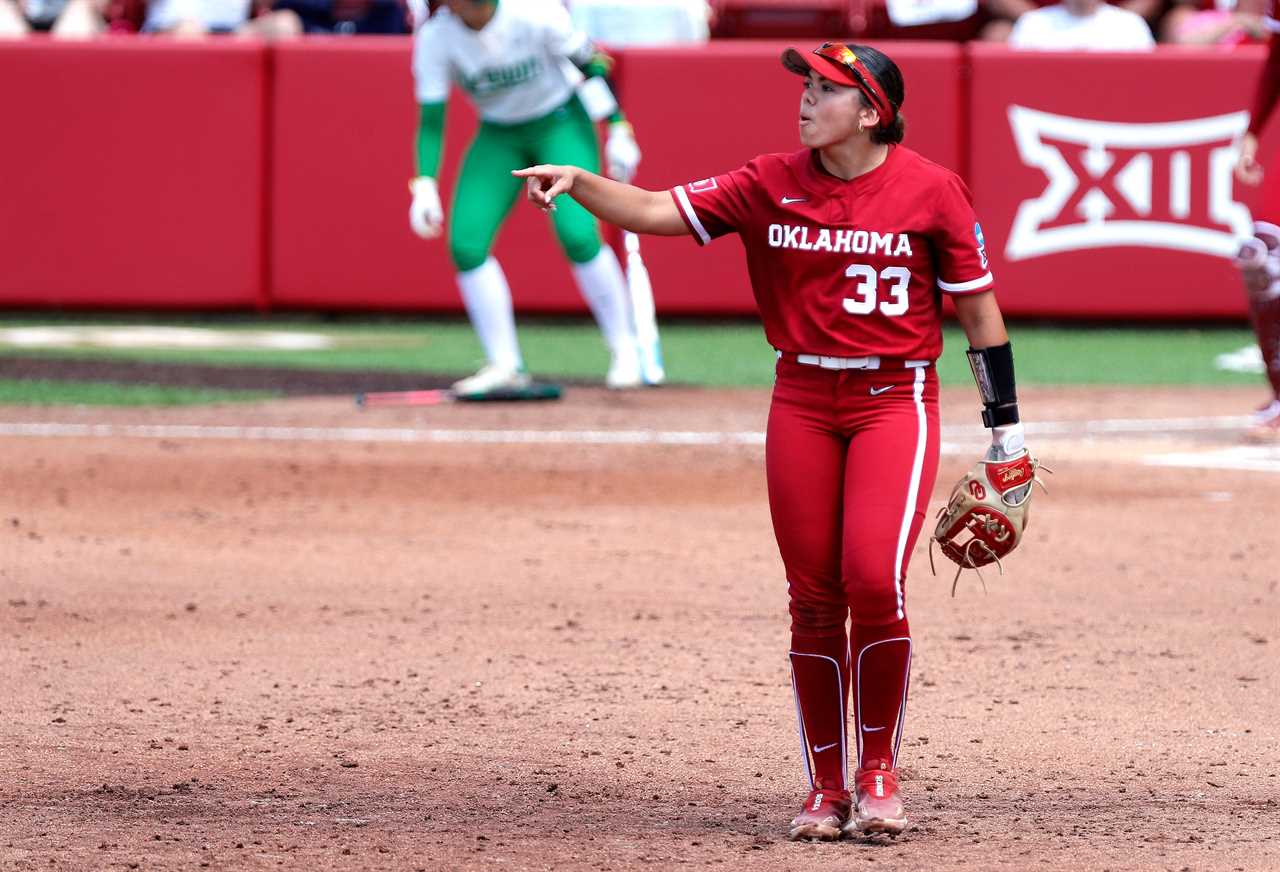 Best Photos from Oklahoma's 3-2 win over the Oregon Ducks to advance to Super Regionals