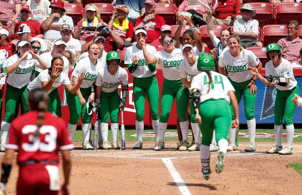 Best Photos from Oklahoma's 3-2 win over the Oregon Ducks to advance to Super Regionals