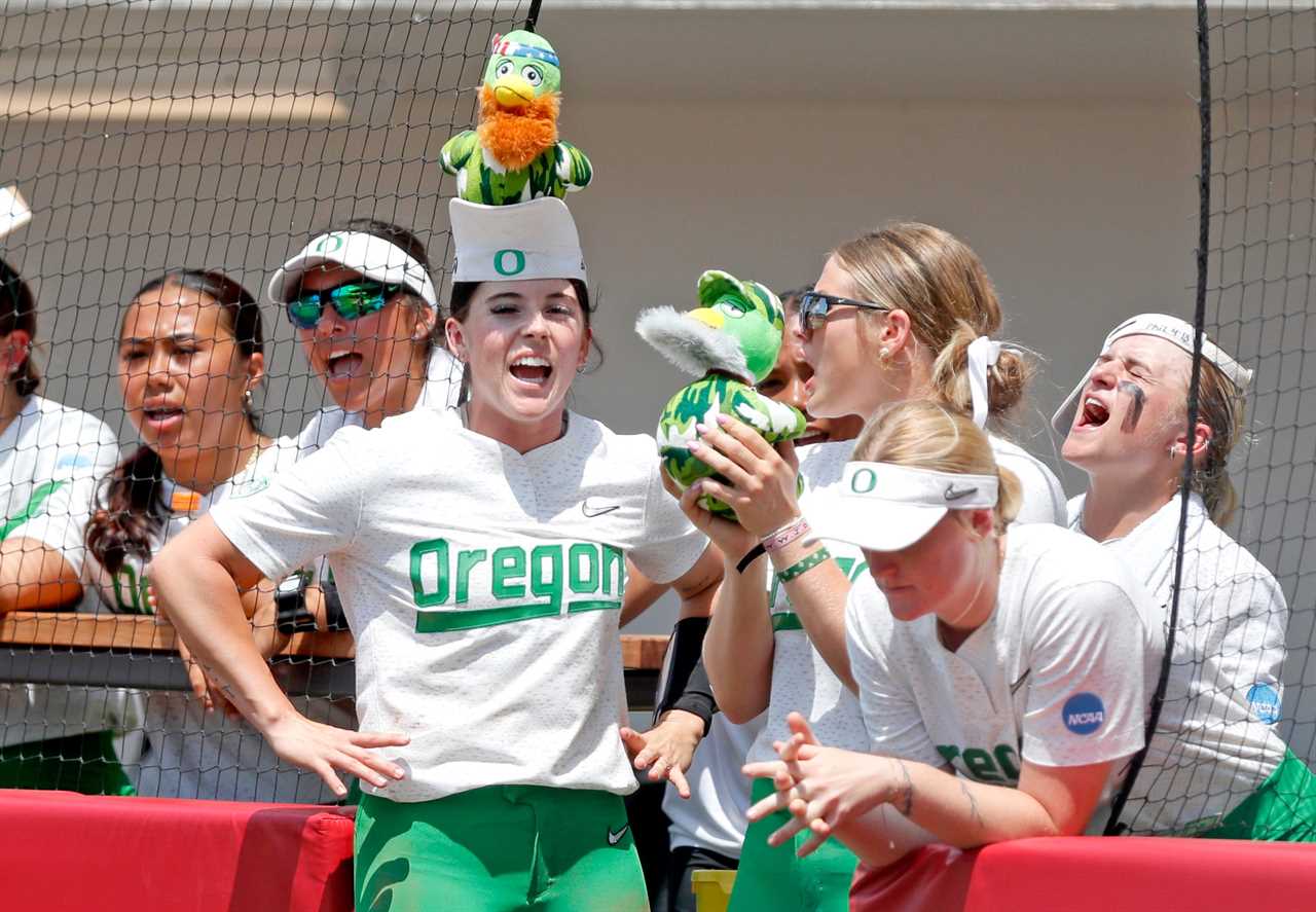 Best Photos from Oklahoma's 3-2 win over the Oregon Ducks to advance to Super Regionals