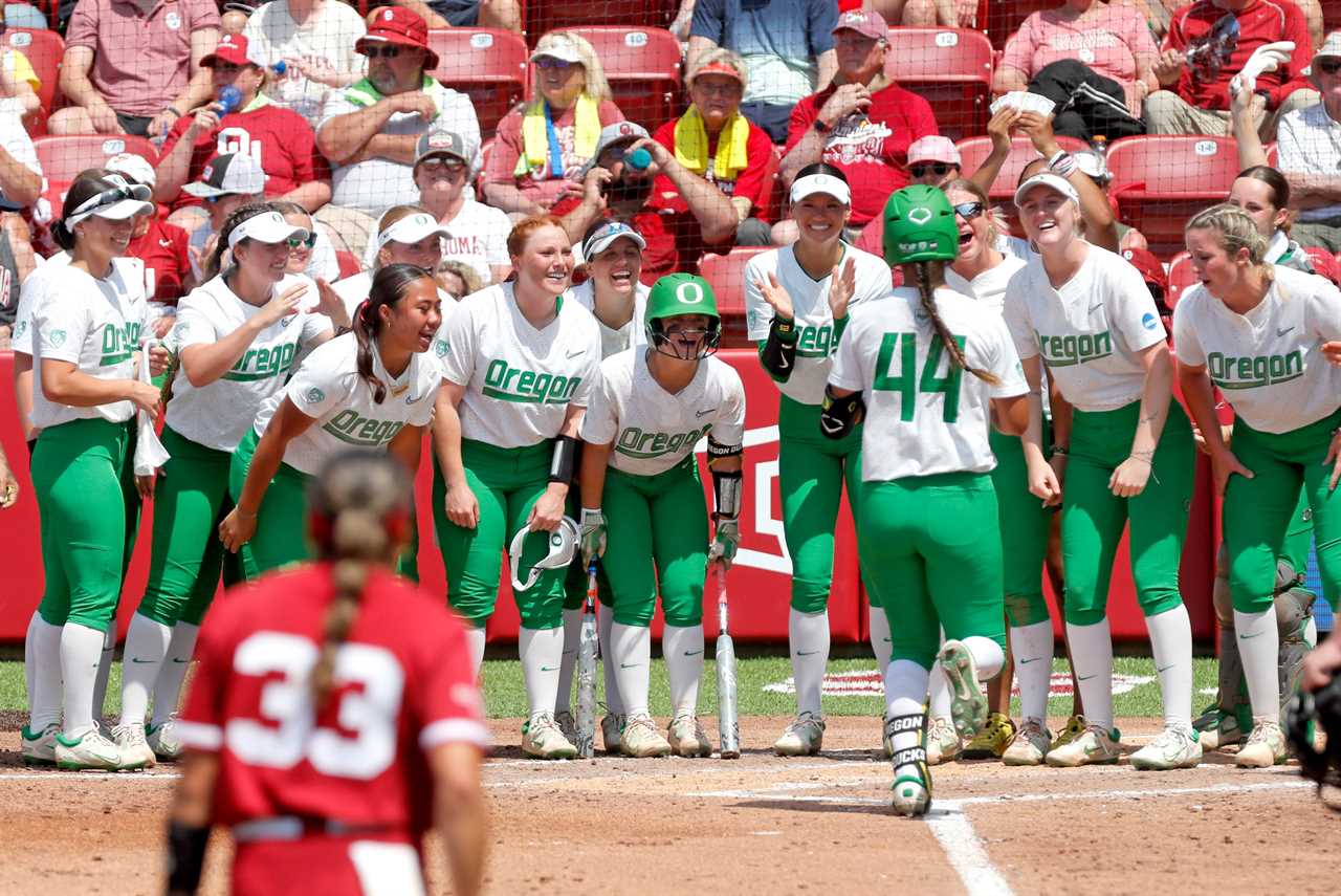 Best Photos from Oklahoma's 3-2 win over the Oregon Ducks to advance to Super Regionals