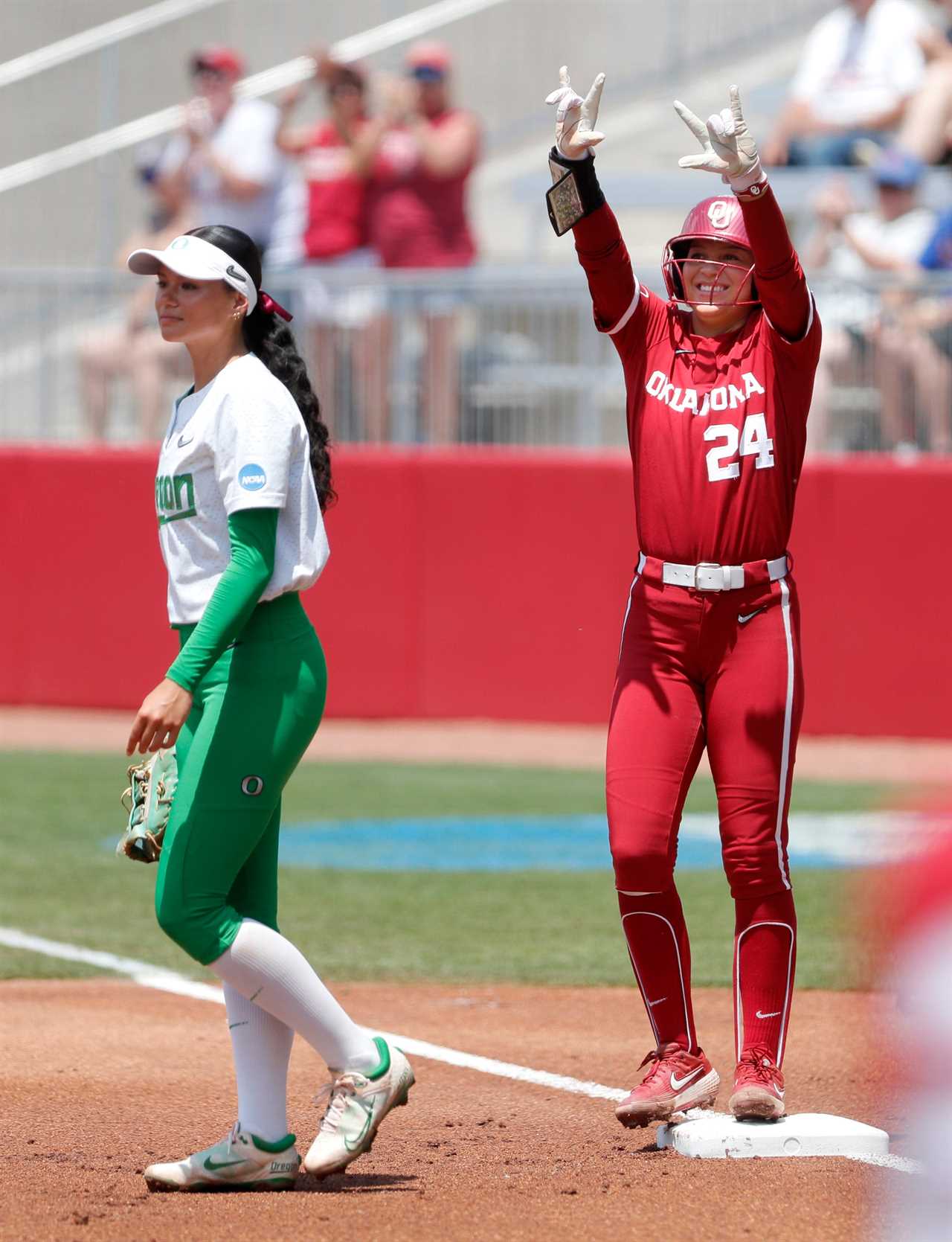 Best Photos from Oklahoma's 3-2 win over the Oregon Ducks to advance to Super Regionals