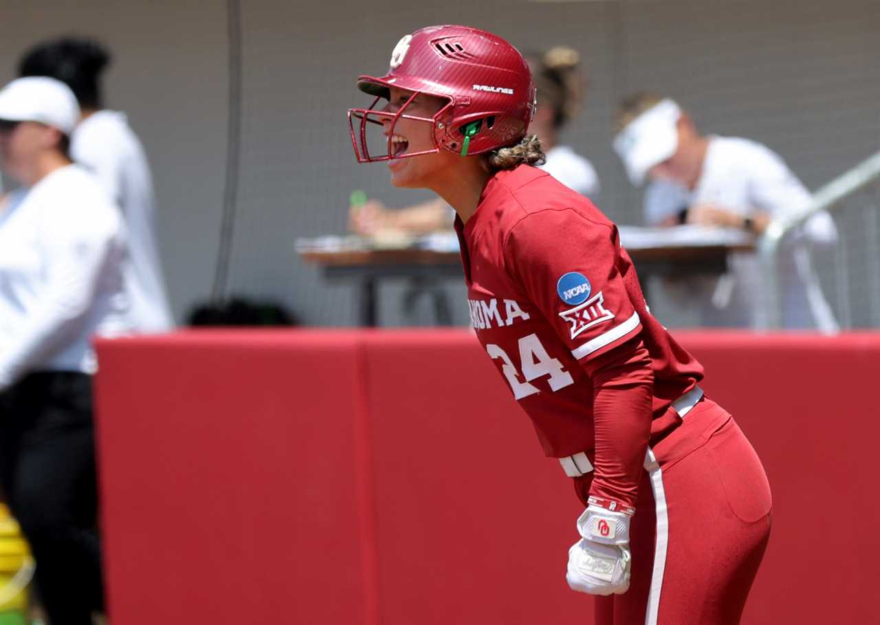 Best Photos from Oklahoma's 3-2 win over the Oregon Ducks to advance to Super Regionals