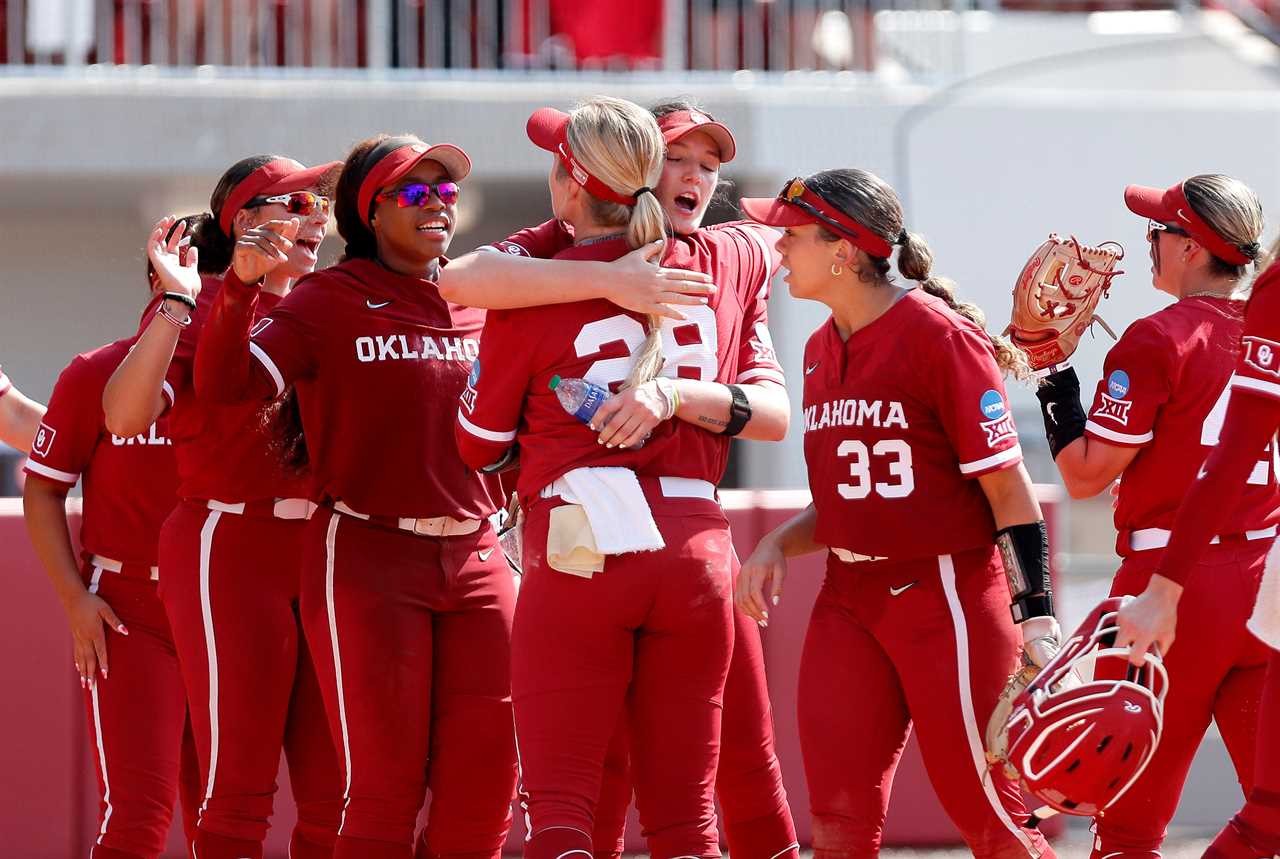 Best Photos from Oklahoma's 3-2 win over the Oregon Ducks to advance to Super Regionals