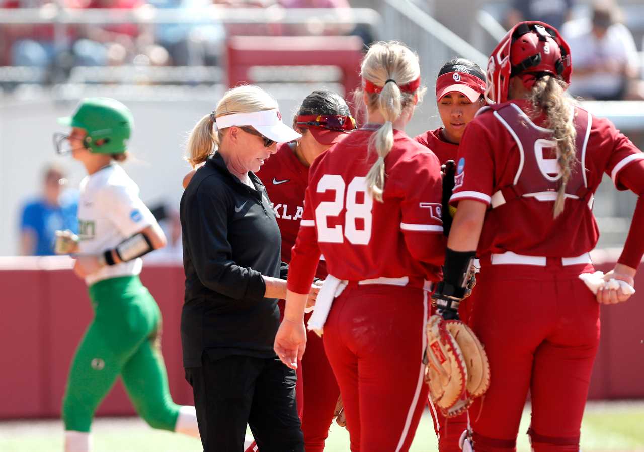 Best Photos from Oklahoma's 3-2 win over the Oregon Ducks to advance to Super Regionals