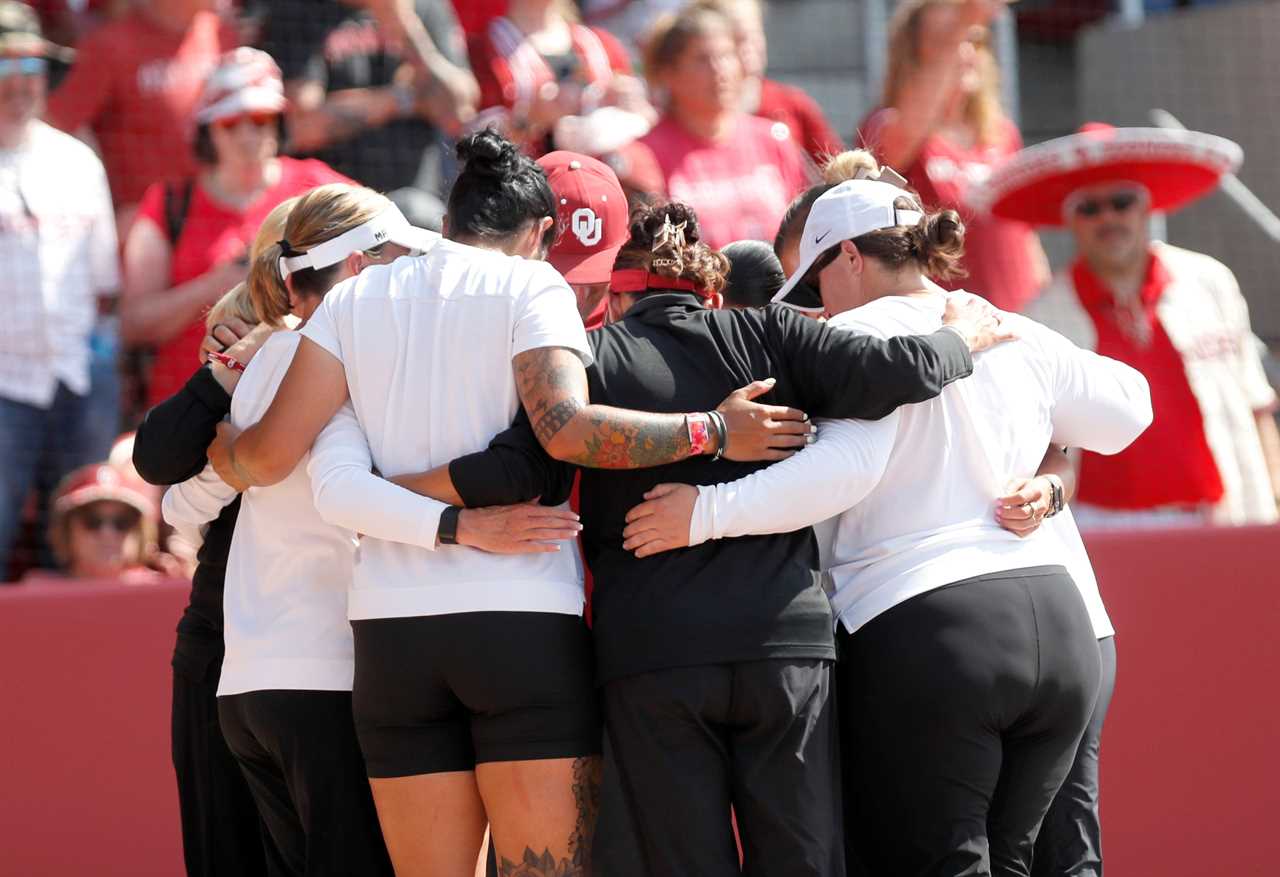 Best Photos from Oklahoma's 3-2 win over the Oregon Ducks to advance to Super Regionals