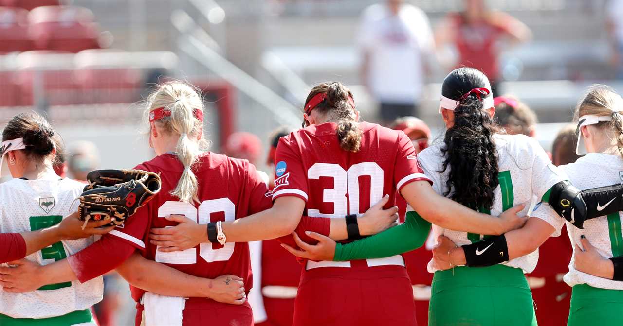 Best Photos from Oklahoma's 3-2 win over the Oregon Ducks to advance to Super Regionals