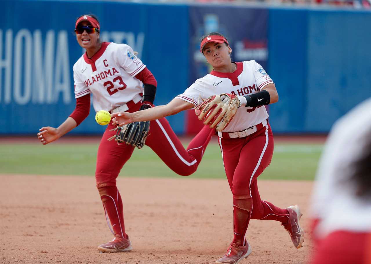 Best photos from the Oklahoma Sooners 6-5 extra-inning win over Florida