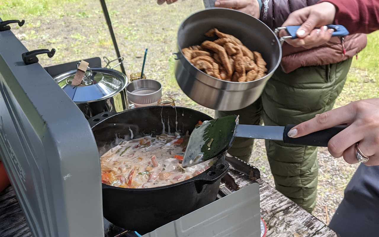 Decathlon Quechua pot cooking pork